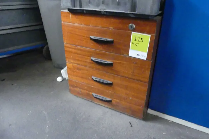 Schrank mit Inhalt (Material, Zubehör)